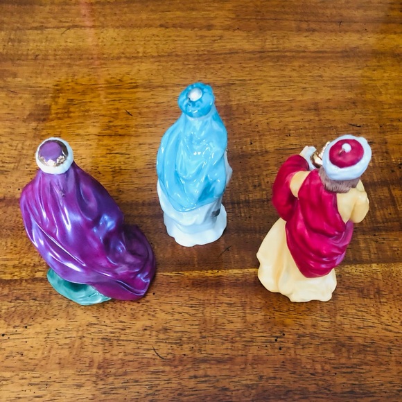 Hallmark Keepsake The Holy Family Blessed Nativity Ornaments & 3 Wise Men Boxes - Picture 6 of 9